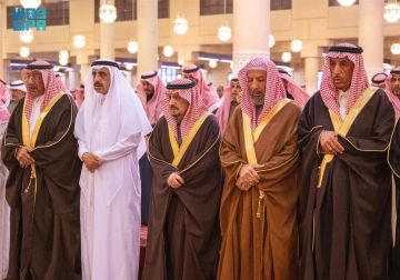 أمير الرياض يؤدي صلاة الميت على صاحب السمو الأمير عبدالعزيز بن خالد بن عبدالله بن محمد آل مشاري آل سعود