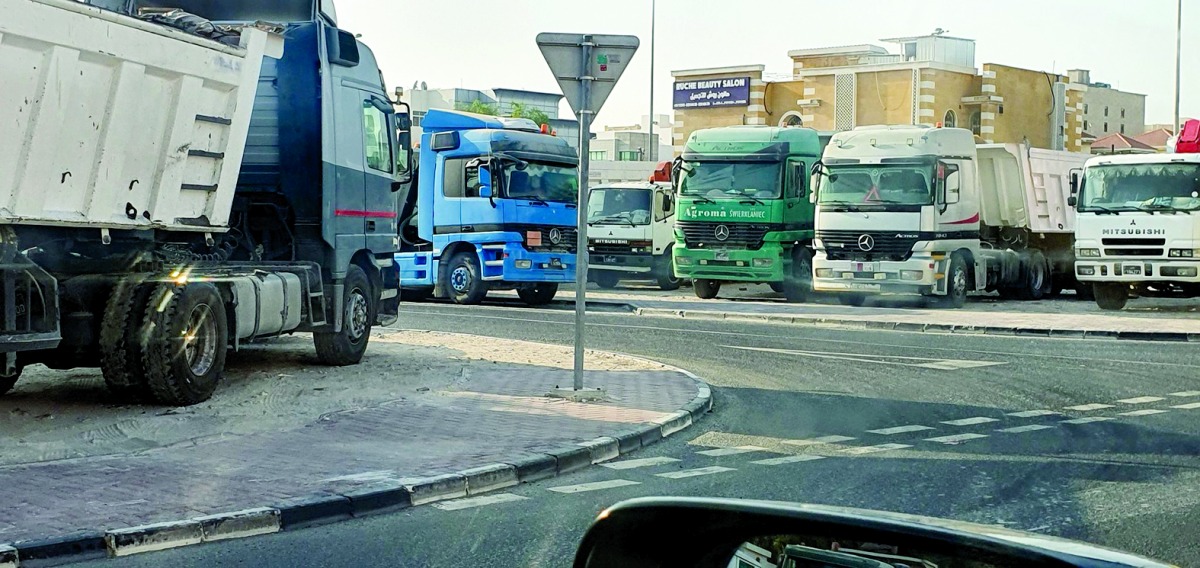 
                                        شاحنات تتحدى «حظر الوقوف» داخل الأحياء السكنية
                                