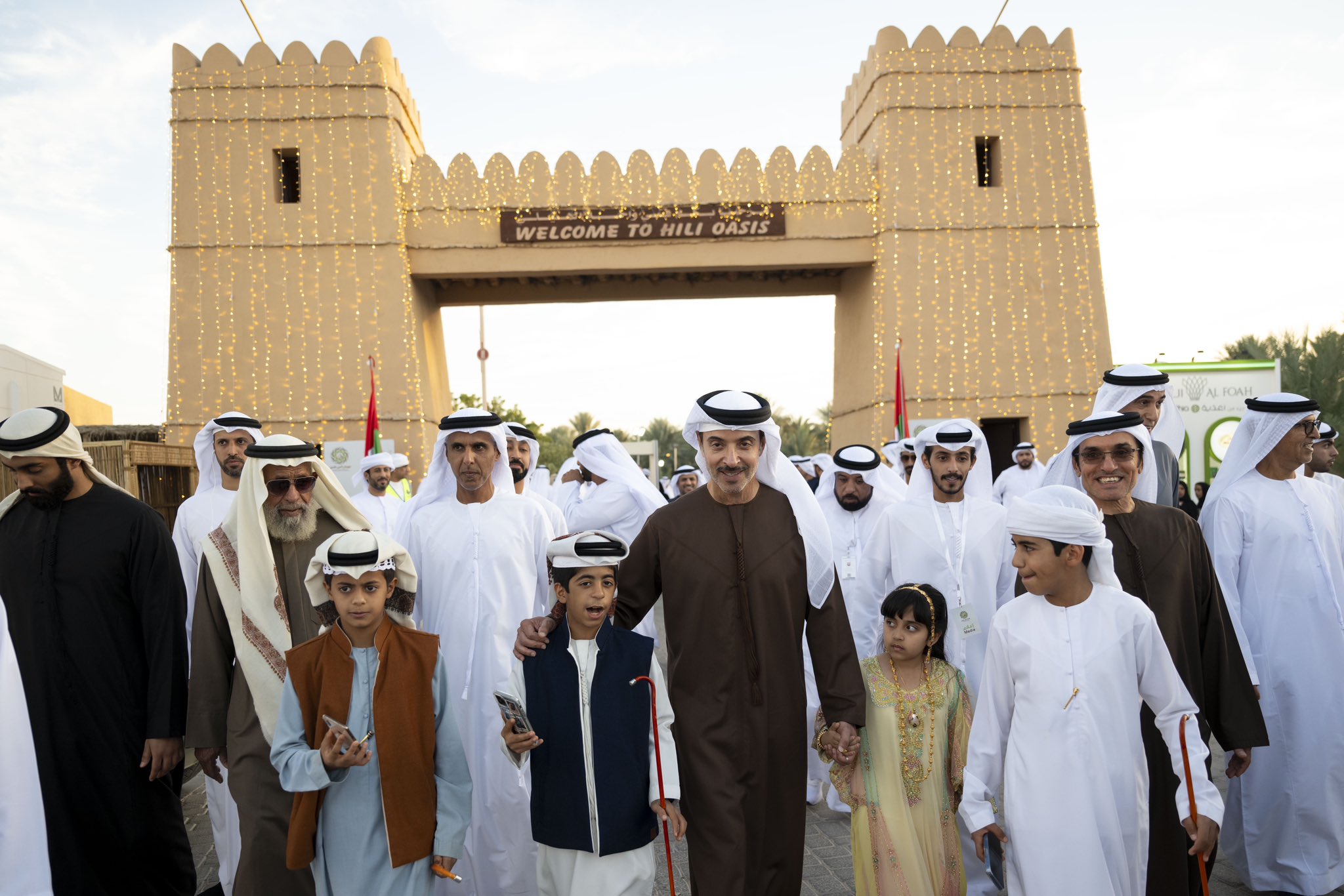 هزاع بن زايد يشهد الدورة الأولى من مهرجان العين للتمور