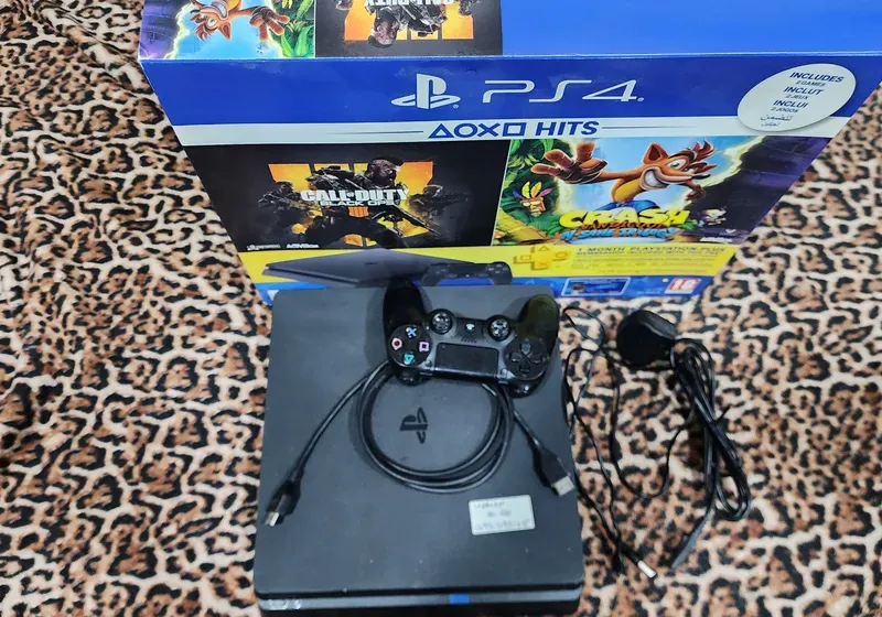 PS4 SLIM مع جميع ملحقاتها PS4 SLIM WITH ALL ACCESSORIES