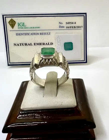 Natural Colombian emerald stone with certificate - حجر زمرد كولومبي طبيعي بشهادة