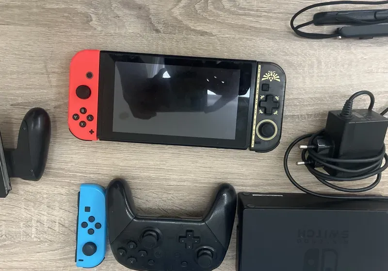 NINTENDO SWITCH 2019 USED  LITTLE SCRATCHES R1 NOT WORKING (FIXABLE) EXTRA CONTROLLER AND JOYSTICK