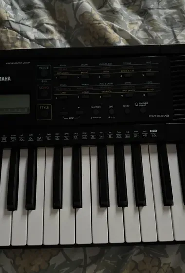 Piano YAMAHA PSR-E273