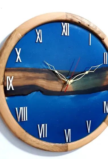 ساعة حائط فريدة من نوعها - مصنوعة يدوياً من الراتينج و الخشب Unique Wall Clock