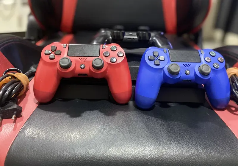 (Price Negotiable) PS4 + 3 controllers