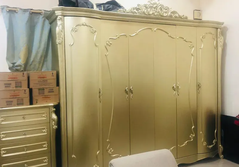 اثاث غرفه النوم استعمال قليل وجودتها عاليه   insha'Allah this furniture is high quality using for fe