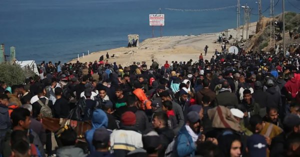 عاجل | نازحو غزة يعودون مشيا إلى الشمال.. حاملين أمتعتهم ومآسيهم