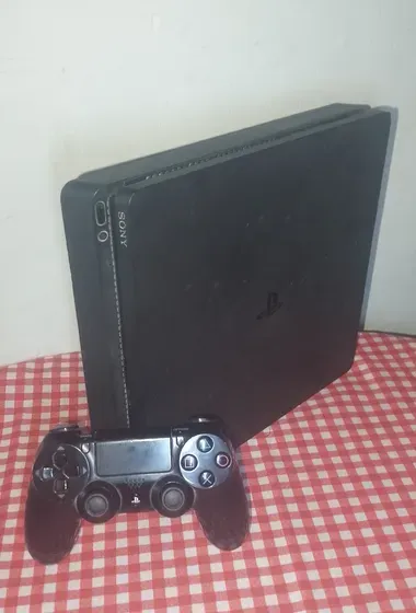 بليستيشن 4 سلم مستعمل و نضيف  ________________________________ PlayStation 4, used, clean