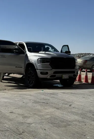 دودج رام 2021 لارامي 4x4 hemi باب طويل بدي قصير للبيع