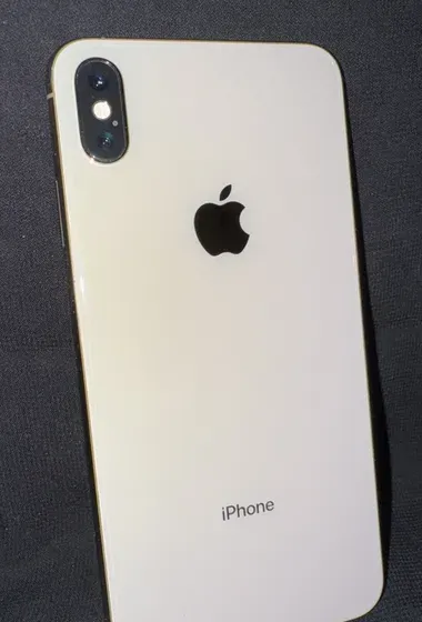 “آيفون XS Max - 256 جيجابايت، لون ذهبي مستعمل بحالة ممتازة: أداء قوي وتصميم أنيق بسعر مميز!”