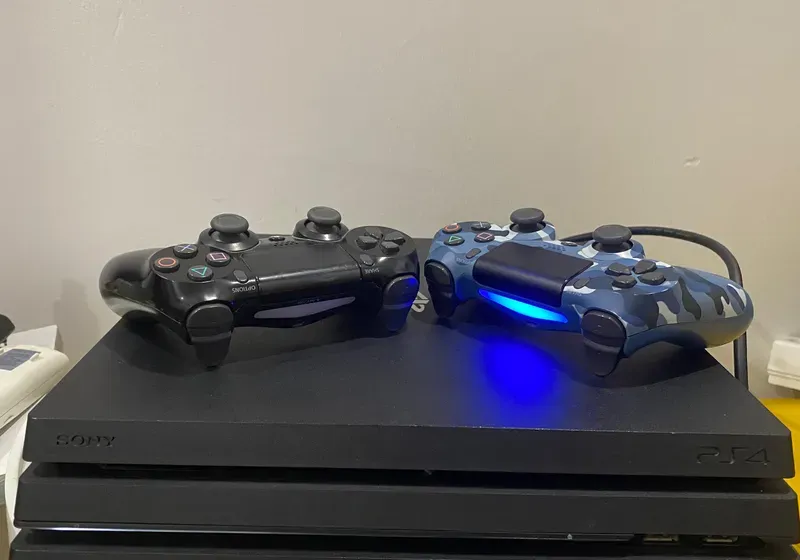 PS4 pro 2 manettes V2 originaux 1000Go