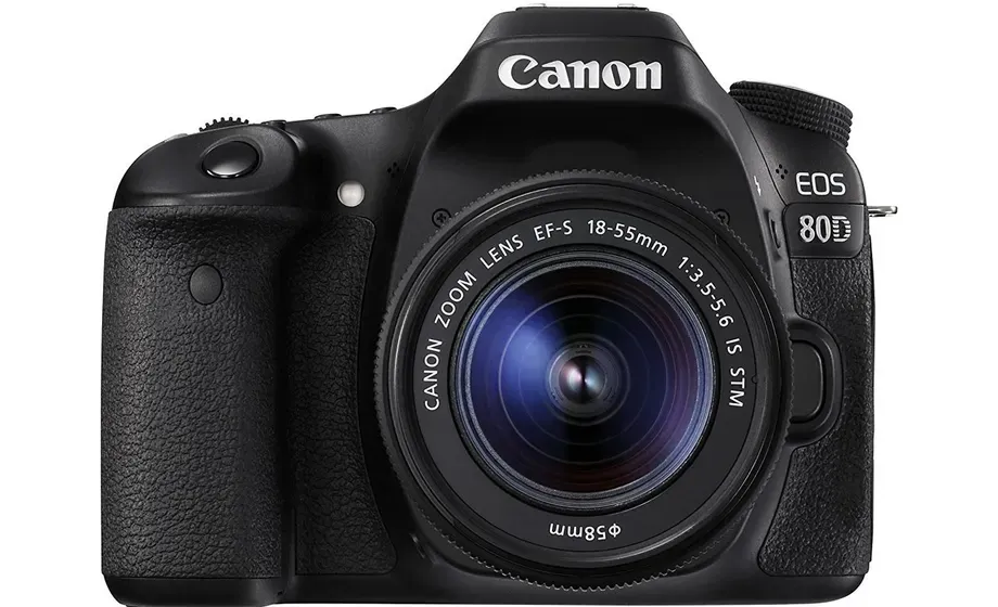 للبيع وبشكل عاحل كاميرة Canon 80D وبسعر مغري جدا ممتازة لتصوير المناسبات وللتصوير العائلي