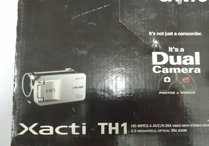 sanyo xacti dual vpc-th1 كاميرا جديدة كليا مع جميع أغراضها للبيع