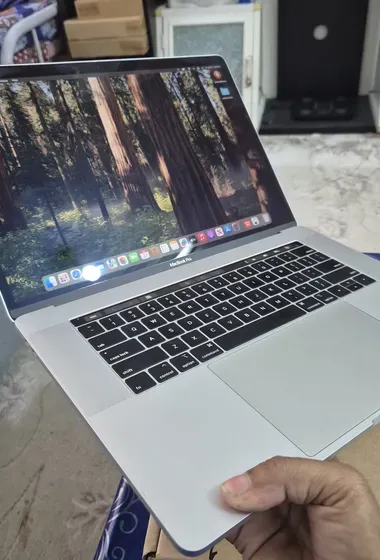 Apple MacBook Pro 15” 9th gen Intel Core i7, 9th Gener 16 gb ram 512GB SSD 4gb vga card touch bar