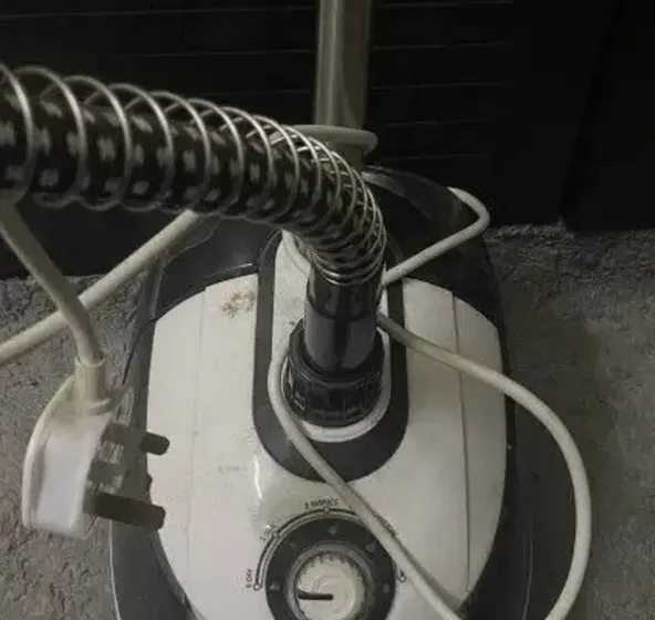 مكواة ملابس بخار.  Garment steamer.