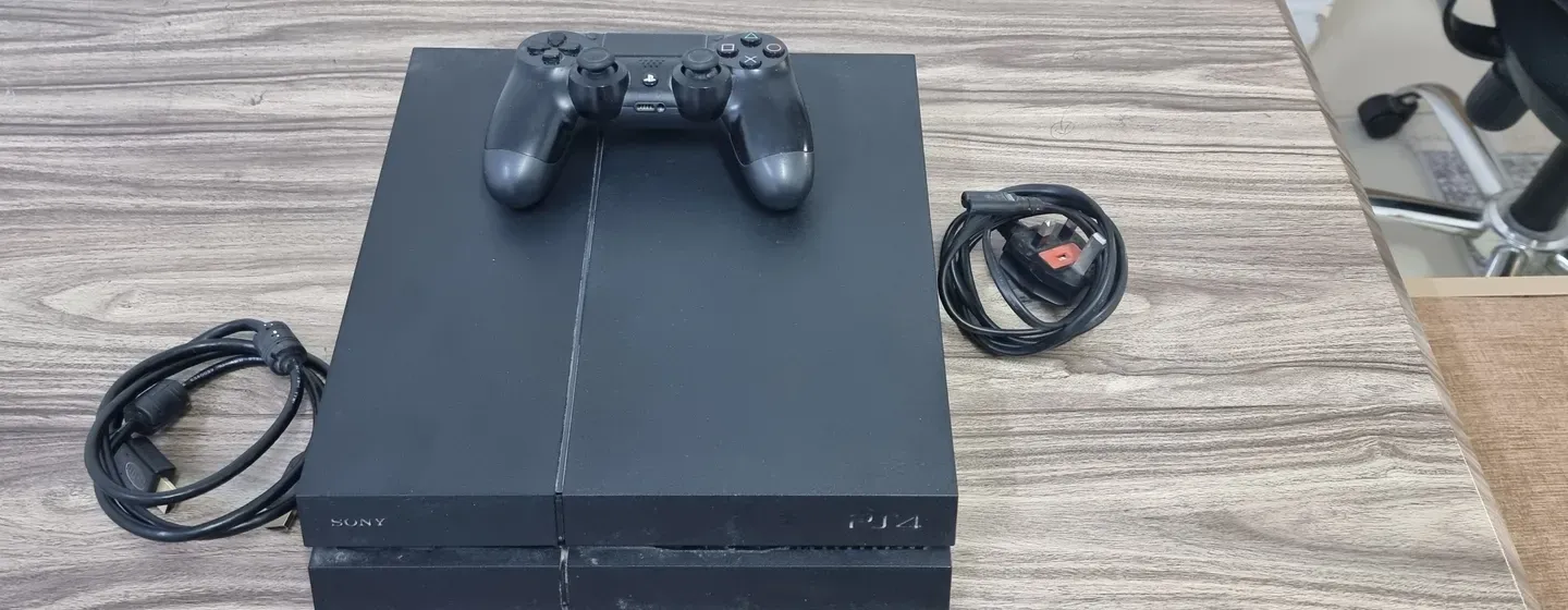 جهاز بلايستيشن 4 (PS4) بحالة جيدة مع مجموعة ألعاب مميزة